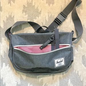 Herschel Supply Messenger